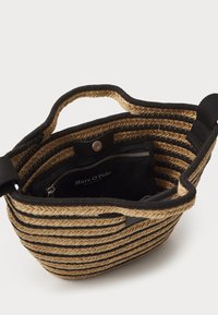 Sac fourre-tout tissé avec un design rayé noir et naturel. Dispose de poignées noires robustes et d'une poche intérieure zippée avec un logo.