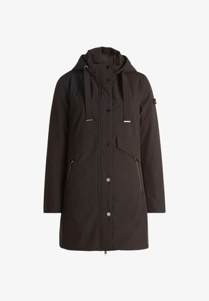 Zwarte waterdichte jas met een capuchon, voorsluiting met rits en drukknoopsluiting. Bevat meerdere utility zakken en verstelbare trekkoorden. Zachte textuur.