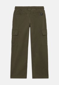 Pantalons cargo vert olive avec taille élastique, deux poches arrière passepoilées et poches à rabat sur chaque cuisse, étalés à plat sur un fond blanc.