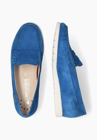 Mocassins en cuir suédé bleu avec une semelle en caoutchouc blanche, présentant des accents cousus et un design à bout rond. L'intérieur affiche le label de la marque.