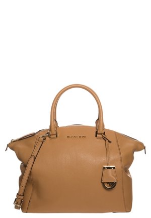 Sac à main en cuir tan de Michael Kors avec doubles poignées, bandoulière réglable et pendentif logo suspendu à l'avant.