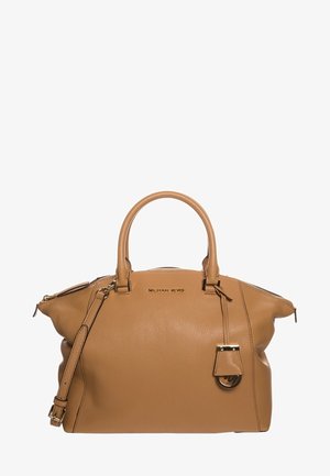Tan Michael Kors leren handtas met dubbele handvatten, verstelbare schouderriem en een logohanger aan de voorkant.