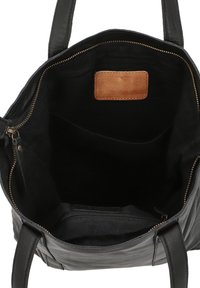 Borsa tote in pelle nera, chiusura con cerniera, superficie liscia, interno spazioso, con un'etichetta in pelle color testa di moro e una piccola tasca con cerniera.