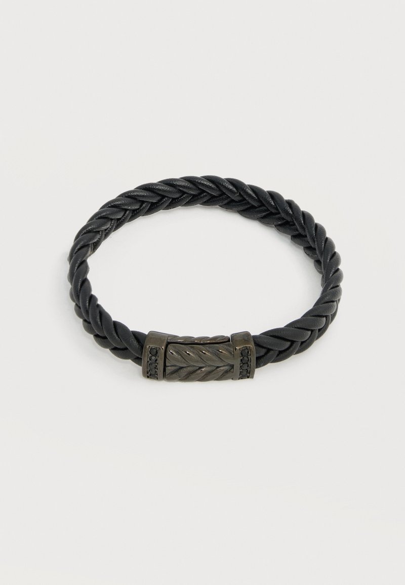 Bracelet en cuir noir tressé avec une fermeture métallique présentant un design en câble torsadé et de petites pierres noires de chaque côté.