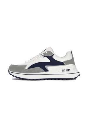 Hybrydowe sneakersy w kolorystyce białej, szarej i granatowej, wykonane z zamszu i siateczki, z teksturowaną podeszwą i brandingiem na pięcie.