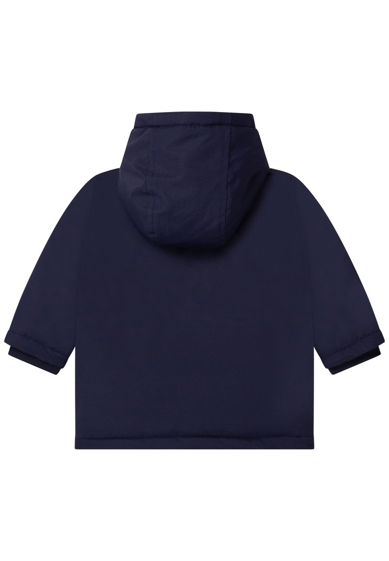 Chaqueta con capucha de color azul marino, con una textura suave, puños elásticos y un diseño de longitud media. Estilo simple y funcional sin cierres visibles.