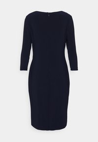 Marinblå knälång klänning med trekvartslånga ärmar och dragkedja bak.