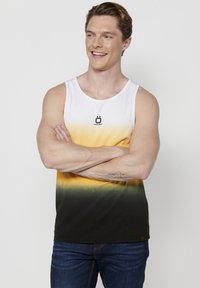 Varrukatukene t-särk, millel on gradient valgest kollaseni ja mustani. Valmistatud pehmest materjalist, keskel rinnal on väike logo.