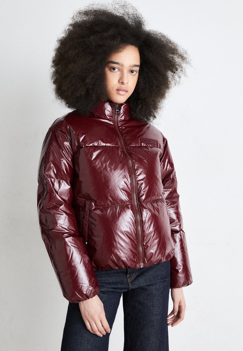 Tommy Hilfiger - NEW YORK GLOSS PUFFER JACKET - Untuvatakki - deep rouge, Suurenna