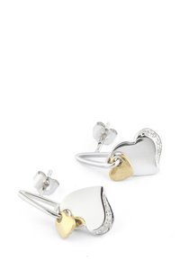 Sudraba sirds formas auskari ar mazāku zelta sirdi kā akcentu. Viens sāns ir rotāts ar skaidriem akmeņiem, un auskariem ir spīgulīga apdare.