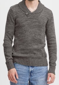 Grauer Strickpullover mit einem Schalkragen, der eine Knopfverzierung und gerippte Bündchen aufweist. Der Stoff hat eine strukturierte Optik und eine lockere Passform.