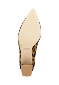 Escarpin en imprimé léopard avec un bout pointu, en matériau suédé doux, semelle beige et un talon épais à l'arrière.