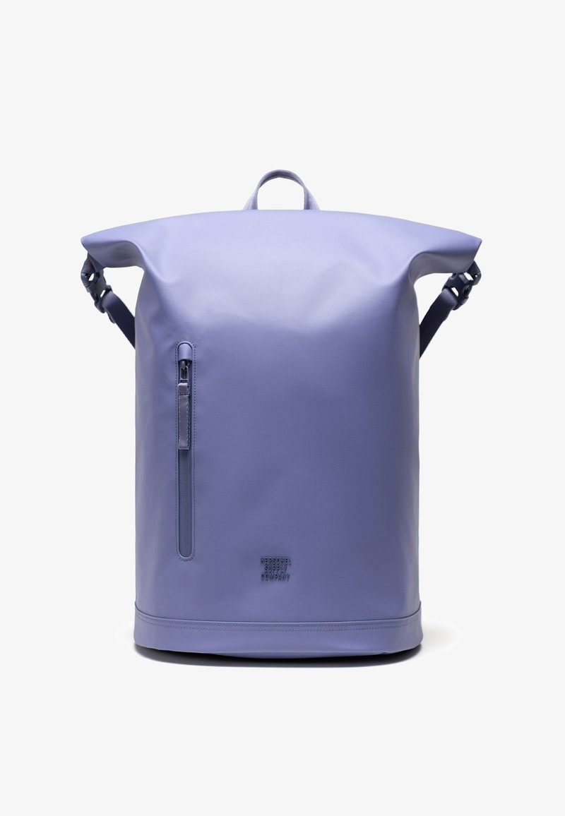 Sac à dos à rabat en violet clair, fabriqué en matériau lisse et résistant à l'eau. Il comprend une poche zippée à l'avant et des bretelles réglables.