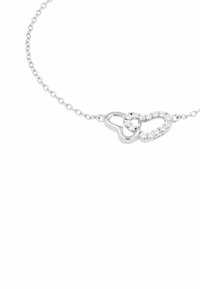 Bracciale in argento con due forme di cuore intrecciate, una decorata con piccoli cristalli trasparenti, design a catena delicata, finitura lucida.