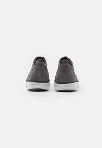 Zapatillas de ante gris con suelas de goma blanca, diseño de perfil bajo, talón redondeado y parte superior texturizada para un look casual.