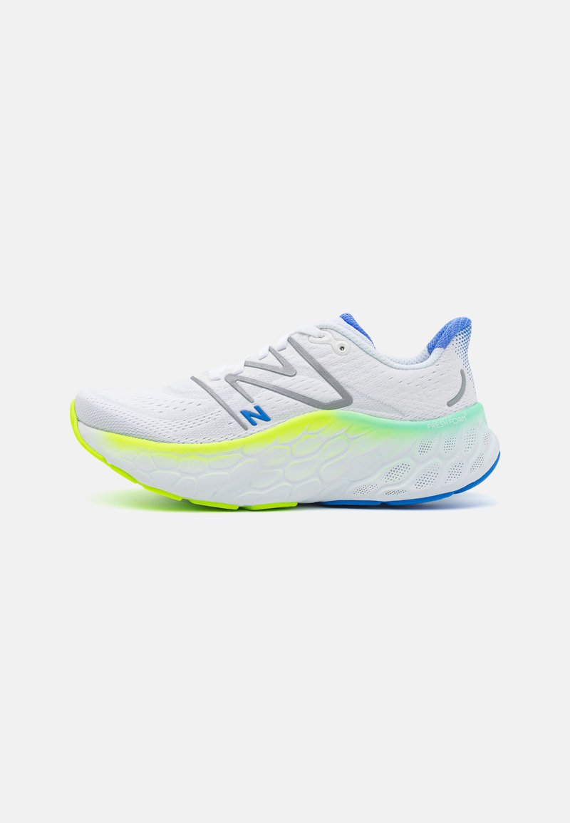 Zapatilla deportiva blanca con una parte superior de malla texturizada, acentos grises, una suela con gradiente de verde a azul y detalles en azul en el talón.