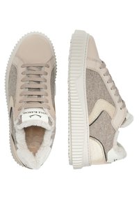 Beige- und graue Sneakers mit Obermaterial aus Leder und Filz, weichem Innenfutter, strukturierten Akzenten und einer robusten weißen Gummisohle.