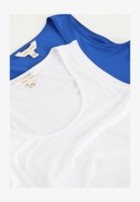 Sélectionné, white and cobalte blue