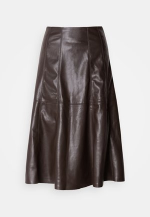 Jupe midi en cuir marron avec une forme évasée, présentant des coutures visibles et une texture lisse. Pas de quincaillerie ou de motifs notables.