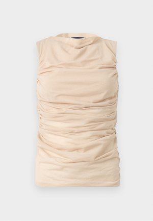 Haut beige sans manches avec un col montant et des détails de tissu froncé et plissé sur le devant et les côtés.