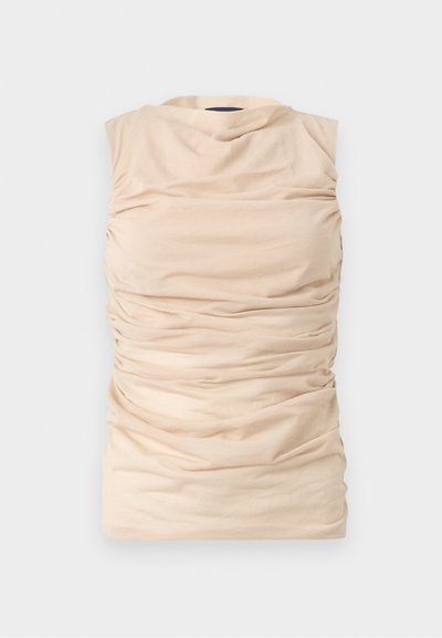 Μπεζ αμάνικη μπλούζα με ψηλό λαιμόκομμα και λεπτομέρειες από μαζεμένο, ρυτιδωτό ύφασμα σε όλο το εμπρός και τα πλάγια.