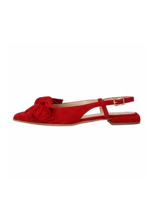 Rode suède slingback ballerina's met een spitse neus, voorzien van een grote strik op de wreef en een kleine platte hak. Gouden gespaccent op de band.