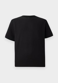 Camiseta negra de manga corta hecha de tejido texturizado, con un cuello redondo y un corte relajado. Sencilla, sin patrones ni acentos.