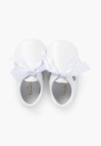 Botines de cuero blanco con textura suave, que presentan recortes decorativos y lazos de cinta blanca en cada zapato. Logo dorado en la plantilla.