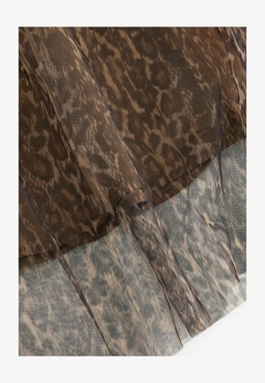 Tissu transparent à imprimé léopard dans des tons de marron et beige, présentant un design superposé avec un maillage texturé et un drapé doux et fluide.