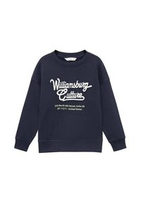 Felpa girocollo blu navy con "Williamsburg Culture" e un indirizzo stampato in testo bianco e giallo sulla parte anteriore.