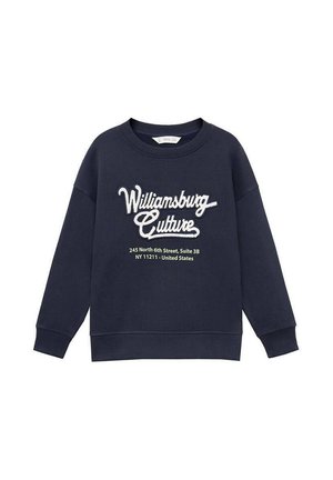 Felpa girocollo blu navy con "Williamsburg Culture" e un indirizzo stampato in testo bianco e giallo sulla parte anteriore.