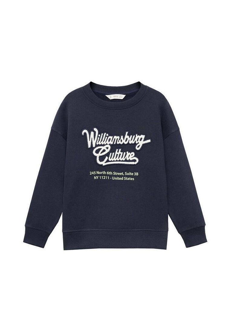 Felpa girocollo blu navy con "Williamsburg Culture" e un indirizzo stampato in testo bianco e giallo sulla parte anteriore.