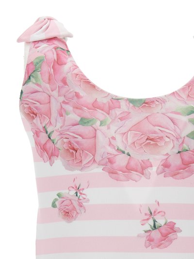 Bañador floral rosa con un patrón a rayas. Presenta dise�ños de rosas sobre un fondo rosa claro y acentos de lazo en los tirantes.