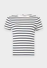 Ριγέ κοντομάνικη μπλούζα σε λευκό και ναυτικό μπλε, με στρογγυλή λαιμόκοψη και διακοσμητικά κουμπιά στους ώμους.