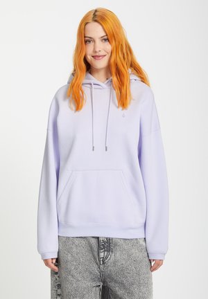 Hoodie lavande avec une poche avant, cordon de serrage et poignets côtelés. Fabriqué à partir d'un matériau doux, il dispose d'une coupe décontractée et d'un logo discret.