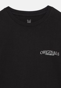 Μαύρο βαμβακερό T-shirt με στρογγυλή λαιμόκοψη. Φέρει λευκή επιγραφή «ORIGINALS Worldwide» στην περιοχή της τσέπης στο αριστερό στήθος. Μαλακή υφή.