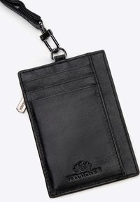 Cartera de cuero negro con múltiples ranuras para tarjetas, superficie texturizada y una correa de cierre. Presenta un detalle de logo en relieve.