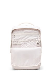 Sac à dos beige clair avec fermeture éclair, plusieurs poches intérieures, texture lisse et poche avant à rabat pour l'organisation.