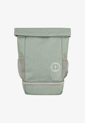 Grüner Stoff-Rucksack mit Rollverschluss, Netztaschen an den Seiten und einem Löwendesign. Verfügt über ein Reißverschlussfach am Boden.