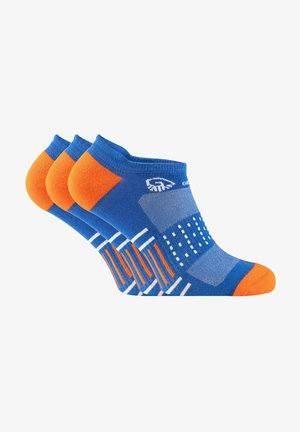 Trois paires de chaussettes de cheville avec un corps bleu et des accents orange, des motifs de grip texturé et des rayures contrastées sur les côtés.
