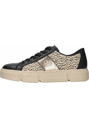 Sneaker plateforme noir en cuir et beige avec un côté en imprimé animal texturé, bout rond et lacets avec des accents argentés.