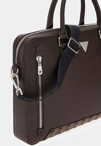 Braune, genarbte Lederaktentasche mit silberner Hardware, Obergriffen, abnehmbarem schwarzen Schultergurt und Reißverschlusstasche an der Seite, mit texturiertem Boden.