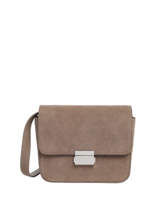 Grijze suede schoudertas met een klepafsluiting, zilveren hardware en een verstelbare schouderband. Gladde textuur met gestikte details.