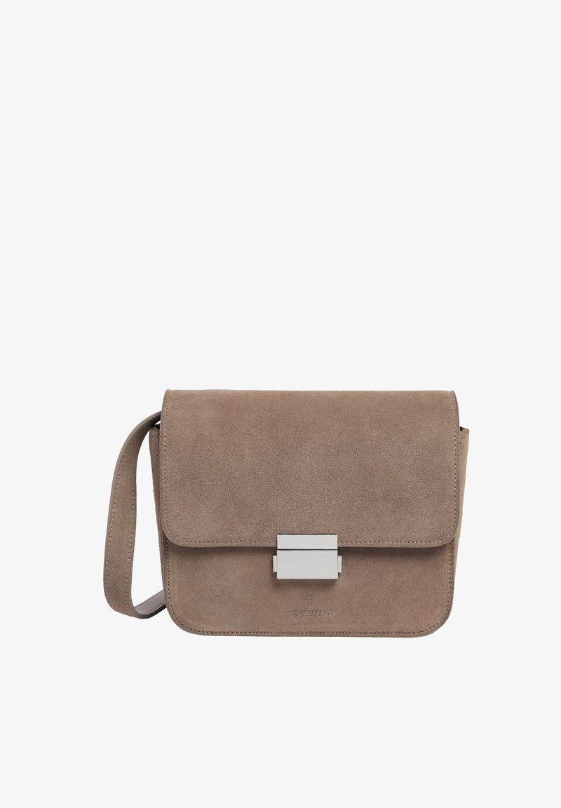 Grijze suede schoudertas met een klepafsluiting, zilveren hardware en een verstelbare schouderband. Gladde textuur met gestikte details.