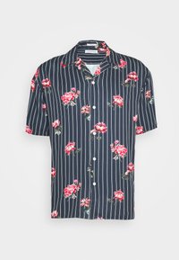 Kortärmad skjorta i marinblått med vertikala vita ränder, prydd med röda och rosa blommönster, krage och fransk knäppning.