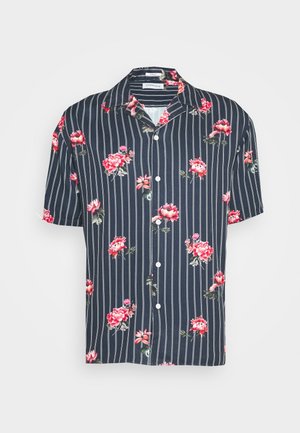 Camisa de manga corta en azul marino con rayas verticales blancas, que presenta patrones florales en rojo y rosa, cuello y cierre frontal de botones.