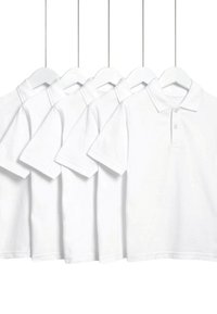 Set di cinque polo bianche appese a grucce bianche. Presentano un colletto, maniche corte e una fila di bottoni. Realizzate in tessuto uniforme.