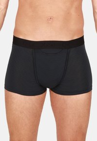 Boxer briefs a righe nere con una cintura morbida che presenta il nome del marchio, materiale elasticizzato e vestibilità aderente su tutto il corpo.