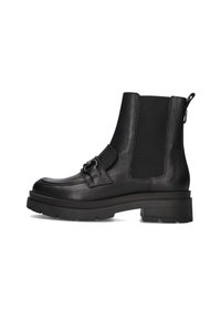 Bottine noire en cuir texturé avec des panneaux latéraux élastiques, une boucle décorative et une semelle en caoutchouc épaisse. Talon plat avec détails de grip.