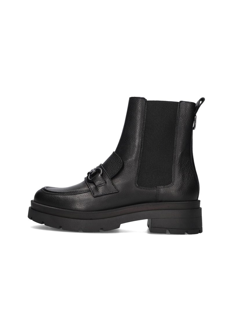 Bottine noire en cuir texturé avec des panneaux latéraux élastiques, une boucle décorative et une semelle en caoutchouc épaisse. Talon plat avec détails de grip.